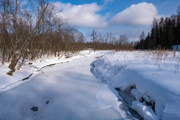 Paisagem Inverno Com Pequeno Rio Coberto Neve Dia Ensolarado Rússia — Fotografia de Stock