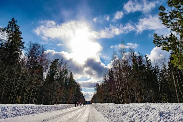Grupo Turistas Caminha Longo Uma Ampla Estrada Dia Ensolarado Inverno — Fotografia de Stock