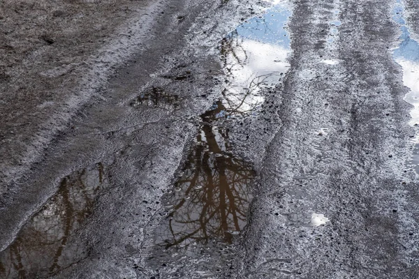 Poças Lamacentas Água Neve Derretida Estrada Asfalto Uma Abstração — Fotografia de Stock