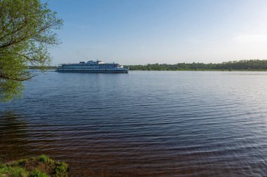 Uglich kenti, Yaroslavl bölgesi, Rusya-18.05.2021: Rusya 'nın Yaroslavl bölgesi yakınlarındaki Uglich kenti yakınlarındaki Volga Nehri üzerinde üç güverteli beyaz motorlu gemi. 
