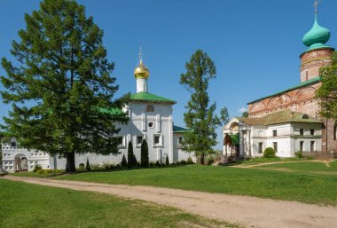 Borisoglebsky manastırı Yaroslavl bölgesinin bir köşesinde bir yaz günü, Rusya. 