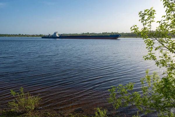 Cidade Uglich Região Yaroslavl Rússia 2021 Barcaça Autopropulsora Rio Volga — Fotografia de Stock