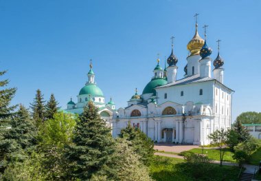 Rusya 'nın Yaroslavl bölgesindeki Rostov şehrinde güneşli bir yaz gününde Spaso-Yakovlevsky Manastırı' nın köşelerinden biri.. 