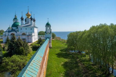 Rusya 'nın Yaroslavl bölgesindeki Rostov şehrinde güneşli bir yaz gününde Spaso-Yakovlevsky Manastırı' nın köşelerinden biri.. 