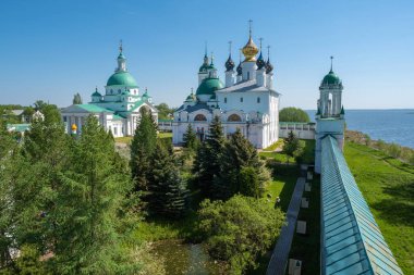 Rusya 'nın Yaroslavl bölgesindeki Rostov şehrinde güneşli bir yaz gününde Spaso-Yakovlevsky Manastırı' nın köşelerinden biri.. 