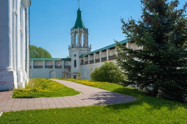 러시아 야로슬라블 지역의 로스토프 시에서 여름날 Spaso Yakovlevsky Monastery 모퉁이들 — 스톡 사진