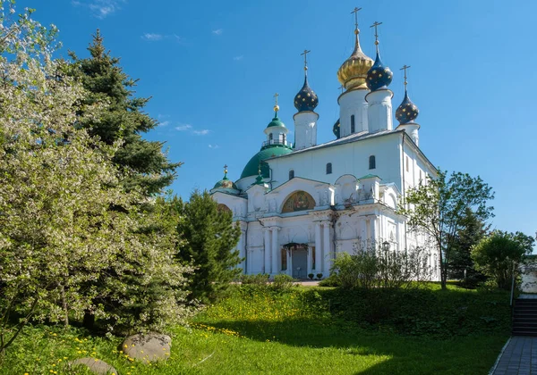 Uno Los Rincones Monasterio Spaso Yakovlevsky Día Soleado Verano Ciudad —  Fotos de Stock