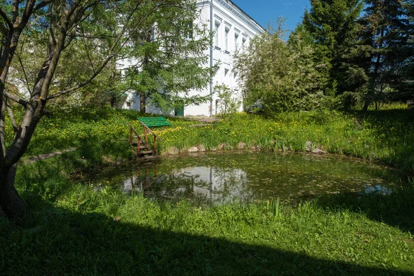 Een Kleine Vijver Het Spaso Yakovlevsky Klooster Stad Rostov Yaroslavl — Stockfoto