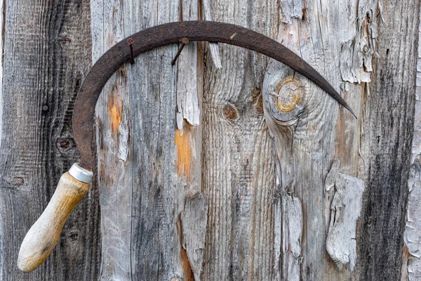 Old Rusty Sickle Hangs Nail Driven Wooden Wall Taken Close — Stock Photo, Image