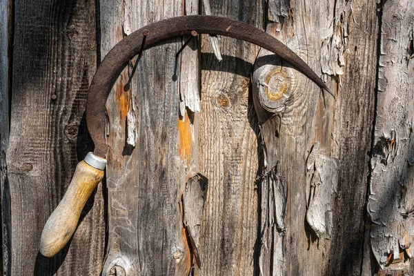 Old Rusty Sickle Hangs Nail Driven Wooden Wall Taken Close — Stock Photo, Image