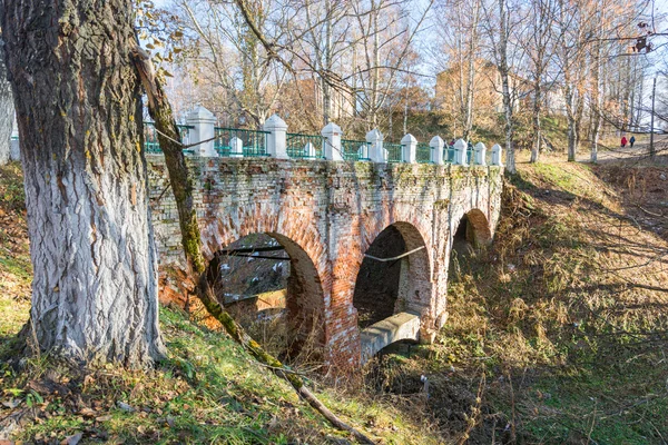Η παλιά γέφυρα τούβλο. — Φωτογραφία Αρχείου