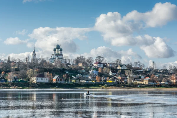 Widok z rzeki Wołgi do miasta Tutaev. Obraz Stockowy