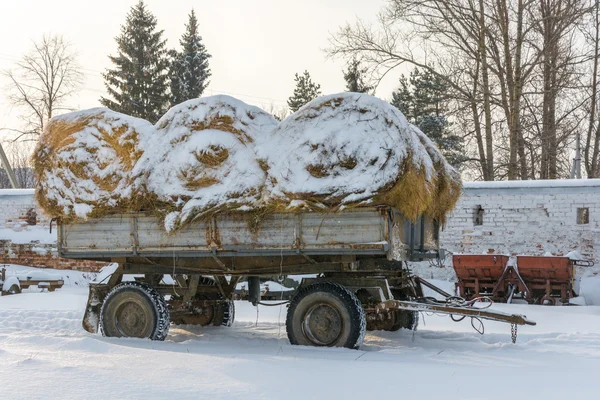 Три круглых стопки сена на трейлере . — стоковое фото