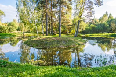 Sonbahar günü'nde küçük bir ada.