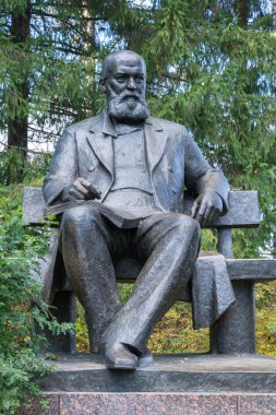 Alexander Nikolayevich Ostrovsky Anıtı.