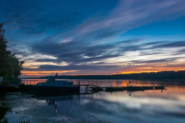 Pôr do sol no rio Volga. — Fotografia de Stock