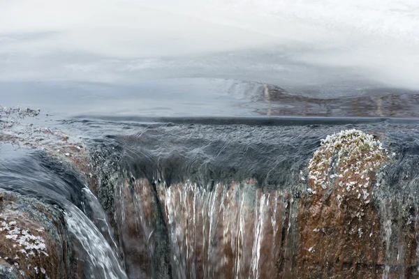 Ein kleiner Wasserfall. — Stockfoto