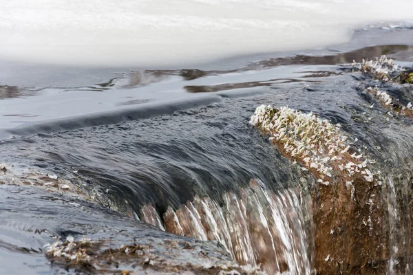 Ein kleiner Wasserfall. — Stockfoto