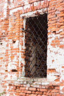 Eski kilisenin içinde belgili tanımlık pencere.