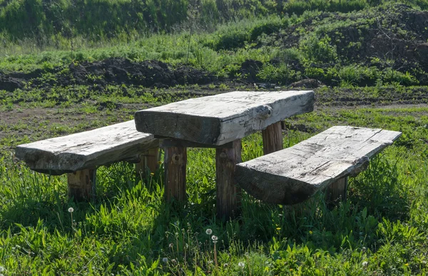 木桌子和长板凳. — 图库照片
