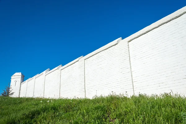 De witte muur van het klooster. — Stockfoto