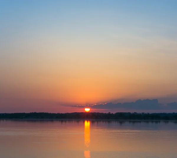 Ochtendgloren op de Wolga — Stockfoto