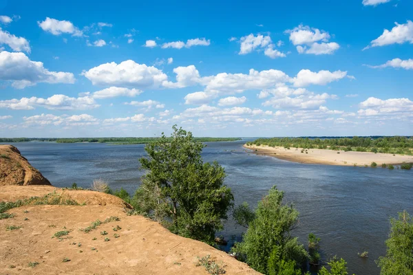 Yüksek bankalarile Volga nehri görünümü. 