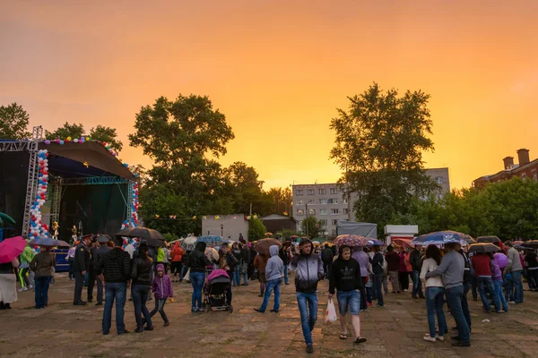 Niesamowity zachód słońca na miasto Kokhma, Ivanovo regionu, na 12 czerwca 20 — Zdjęcie stockowe