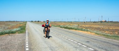 Yolda Bisiklet binici.