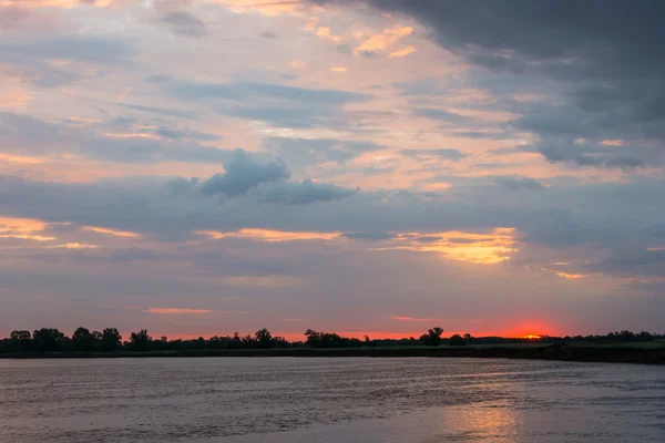 Zonsopgang op de rivier Volga. — Stockfoto