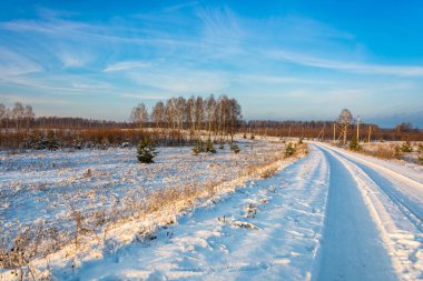 Batan güneşin kırsal yol.