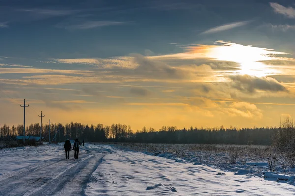 Touristes sur une route rurale . — Photo