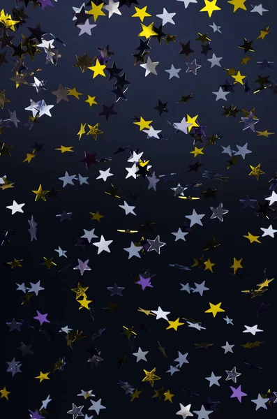 Caída Estrellas Doradas Plateadas Sobre Fondo Azul Oscuro —  Fotos de Stock