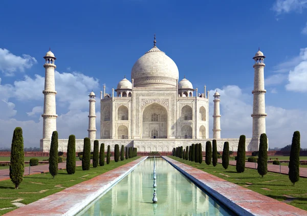 Taj mahal, public building, landmark of Agra, India - monument of love in blue sky — Stock Photo, Image