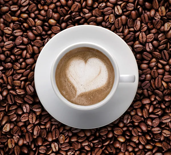 Šálek kávy lásky, Latte Art, tvar srdce. klipu cesta — Stock fotografie