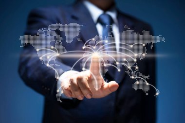 İş adamı dünya haritasında şehir bağlantı noktasının dokunuş noktası. Dünya gezegeninin sanal ekranında insan düğmesine basın başlatın, iş planı, iletişim, teknoloji, küresel ağ, internet kavramı