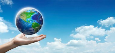 Bulutlu mavi gökyüzünde el ele tutuşan gezegen Çevre Günü, Ekoloji, Küresel Uyarı, Dünya 'yı koru ve sev kavramını göster. Metin uzayı ile el ele dünya. NASA tarafından desteklenen elementler