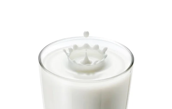 把牛奶倒入牛奶杯中 使其产生波浪 并以王冠状飞溅 杯中牛奶滴的闭合产生波纹 瓶形的水花展现出鲜牛奶 健康食品 早餐饮品的概念 — 图库照片