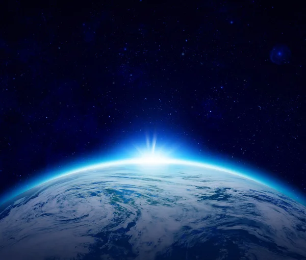 Welt oder blauer Planet Erde Sonnenaufgang über bewölktem Ozean mit Sternen am Himmel — Stockfoto