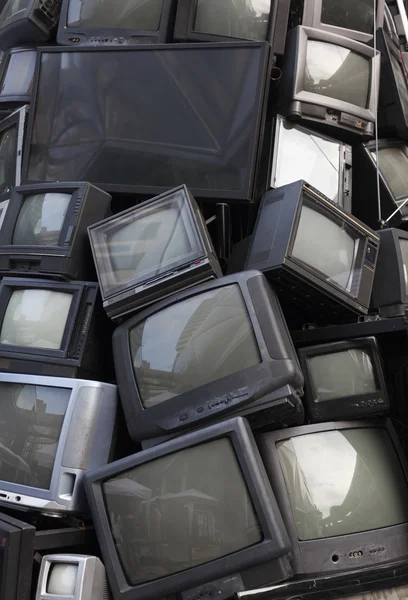 La vieja basura de la televisión, la TV de la basura, la chatarra electrónica puede ser recy Imágenes De Stock Sin Royalties Gratis