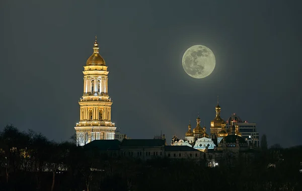Yellow Spotlight Illuminates Church Laurel Background Night Moon — Stock Photo, Image