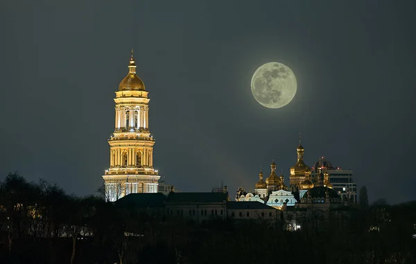 Projecteur Jaune Illumine Église Laurel Sur Fond Lune Nuit — Photo