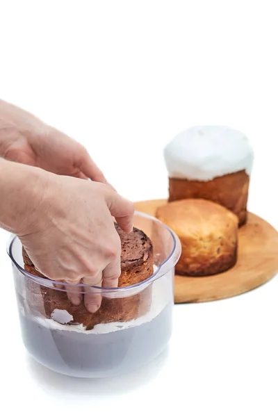 Processo Trabalho Fazer Pannetone Molhe Bolo Com Cobertura Branca Mãos — Fotografia de Stock