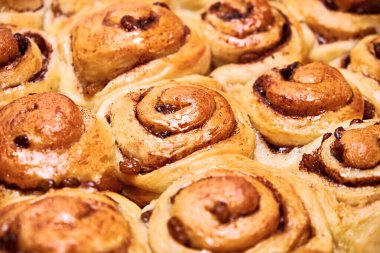Tarçınlı tarçınlı çörek. Kuru üzüm ve şeker şurubuyla pişirilmiş. Ev yapımı..