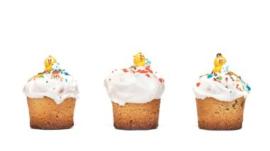 Kuru üzümlü, beyaz kremalı ve renkli malzemelerle kaplı Paskalya pastası. Beyaz arkaplanda izole edilmiş krep.