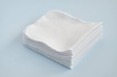 Yeniden kullanılabilir tuvalet kağıdı. Yıkanabilir kağıt havlular. Mavi arka planda sıfır atık bez var. Sürdürülebilir plastik mendiller. Dünya çevresi günü.