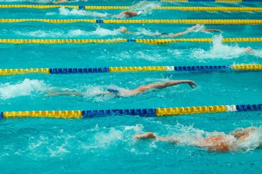 Turkuaz yüzme havuz şeritleri, sporun ve Olimpiyatların sembolü.