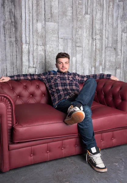 Junger Mann auf der Couch — Stockfoto