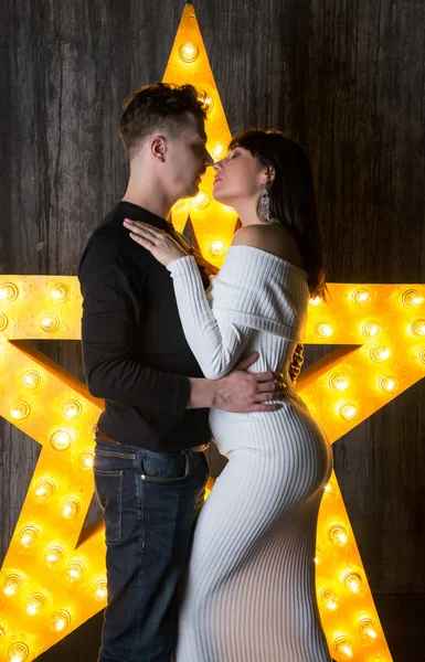 Belo casal em frente a uma estrela brilhante. Gravidez . — Fotografia de Stock