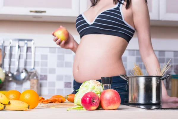 Mulher grávida prepara comida — Fotografia de Stock